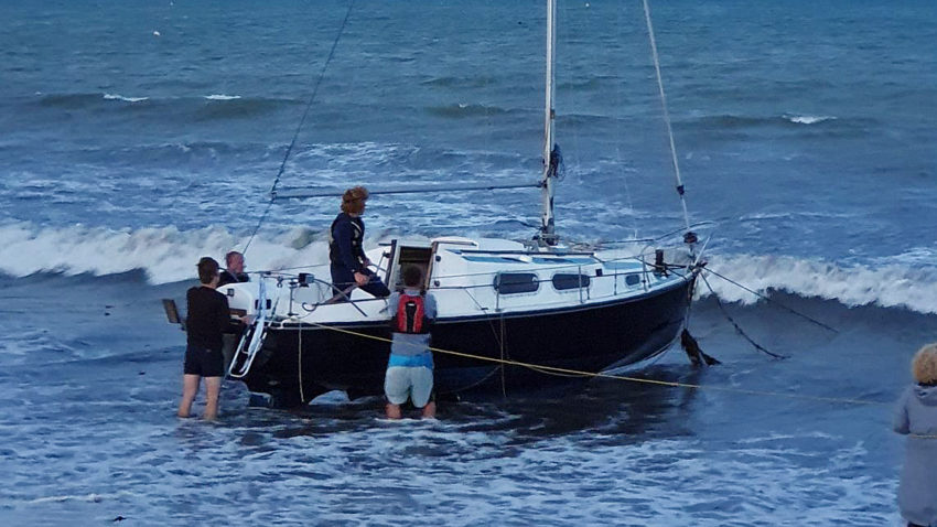 Stranded yacht sets sail