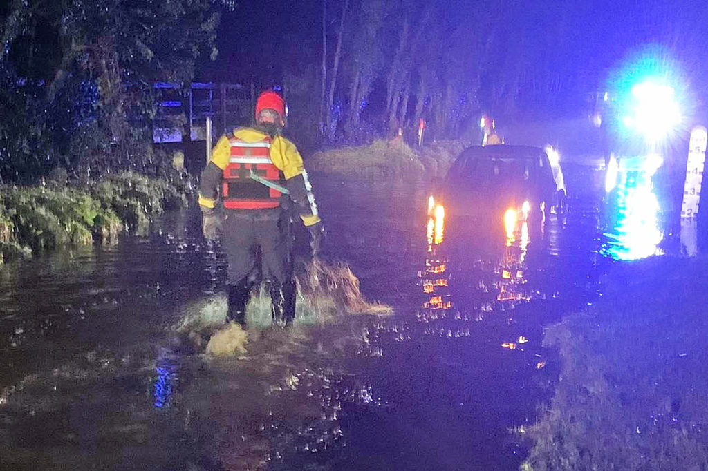 Car stuck in flood at East Holme