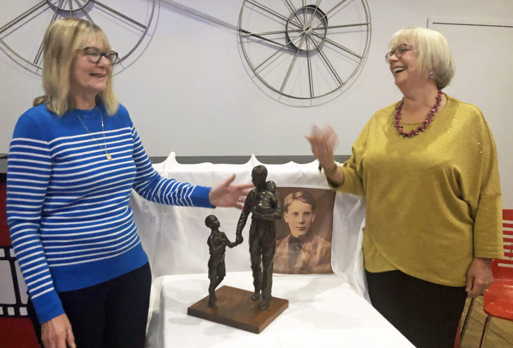 Winner Lyn Coleman and sculptor Moira Purver