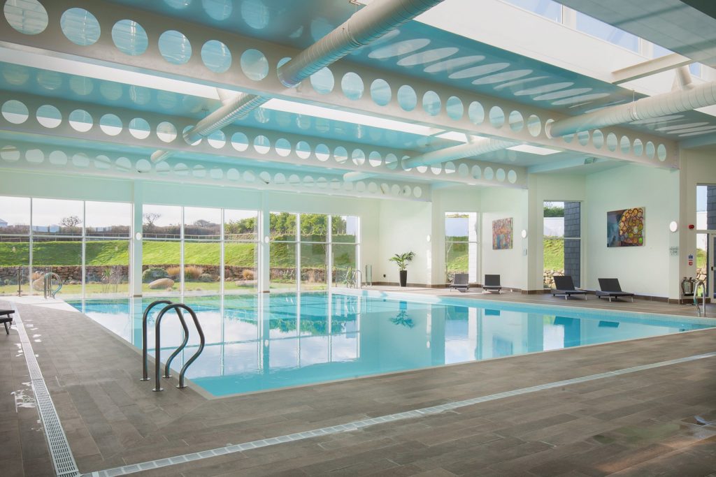 Swimming pool at Una Resort in Cornwall 