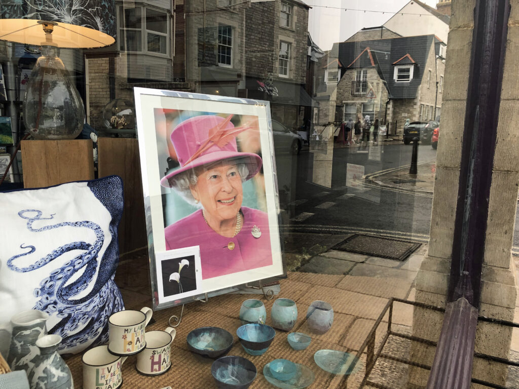 Tribute to the Queen in shop window