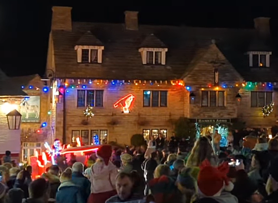 Santa arrives in Corfe Castle square for lights switch-on