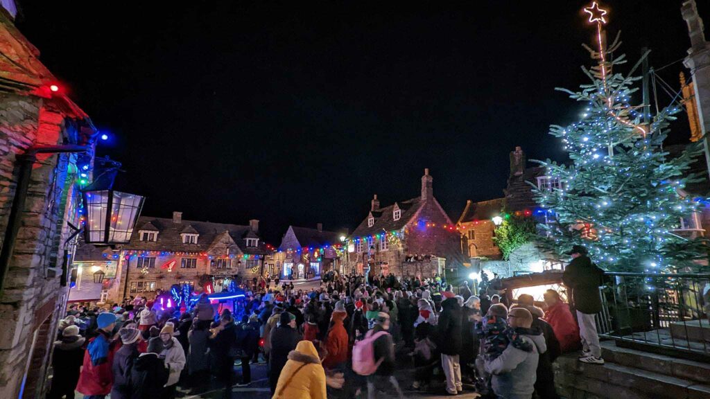 Santa arrives in Corfe Castle square for lights switch-on 2022