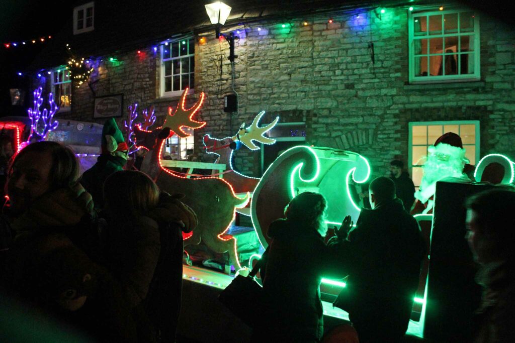 Santa arrives in Corfe Castle for lights switch-on