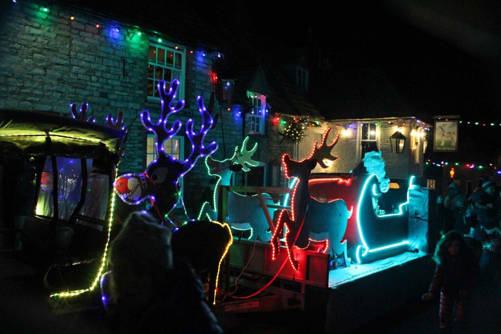 Santa arrives in Corfe Castle for lights switch-on