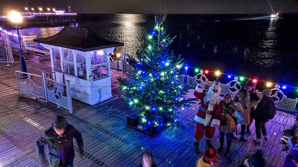 Santa arrives on a lifeboat to light up Swanage Pier