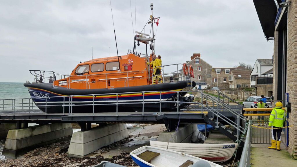 Swanage all-weather lifeboat preparing to launch on Sunday 04 December 2022