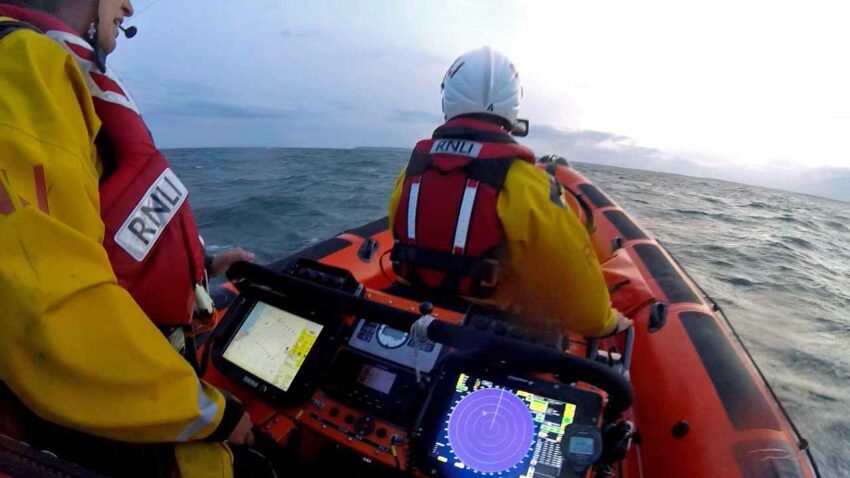 Poole RNLi join search for paddle boarders