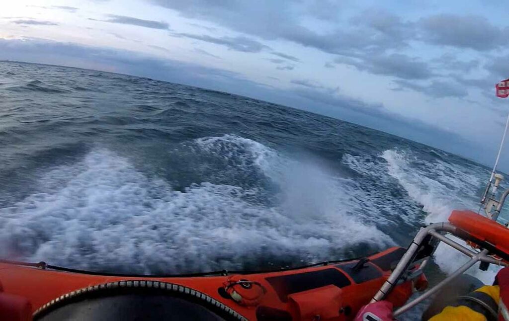Poole RNLi join search for paddle boarders